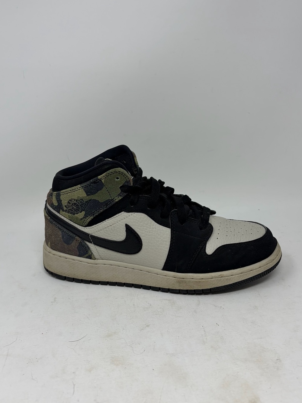 Nike Jordan Mid Camo Sneaker Size 6 YOUTH